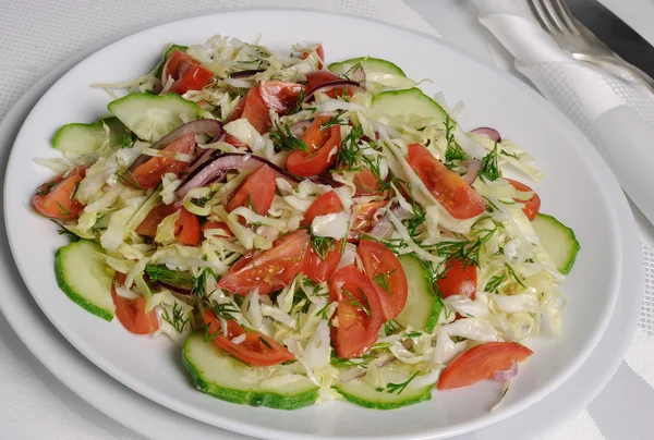 Kohlsalat mit Gurken und Tomaten — Stockfoto