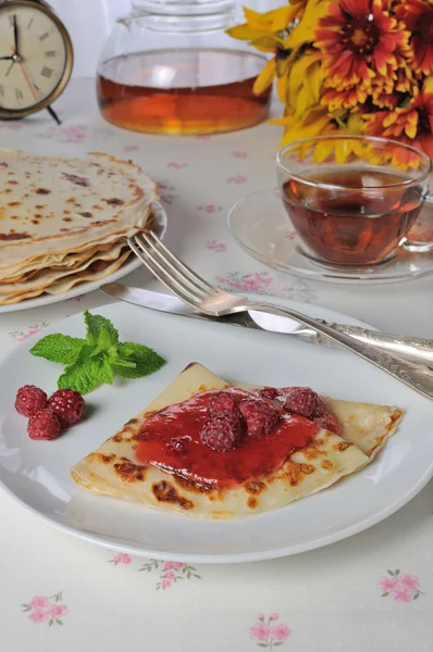 Pancake with raspberry jam — Stock Photo, Image