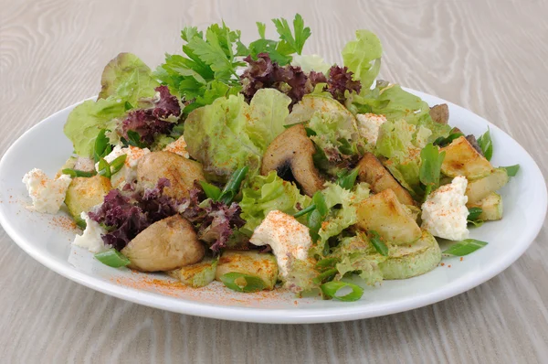 Salade aux champignons aux courgettes, fromage aux feuilles de laitue et — Photo