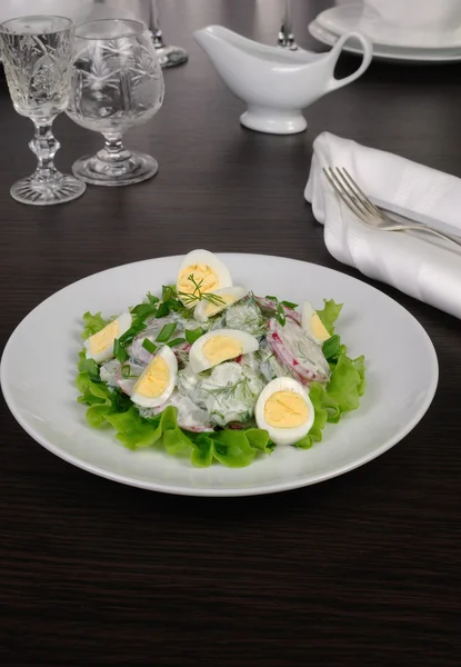 Salada de rabanete com pepino e ovos para molho de leite — Fotografia de Stock