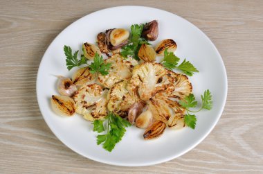 Kızarmış karnabahar sarımsak ve on adet sıcak meze