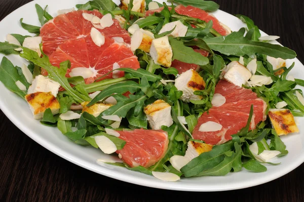Arugula salad with chicken, grapefruit and almonds — Stock Photo, Image