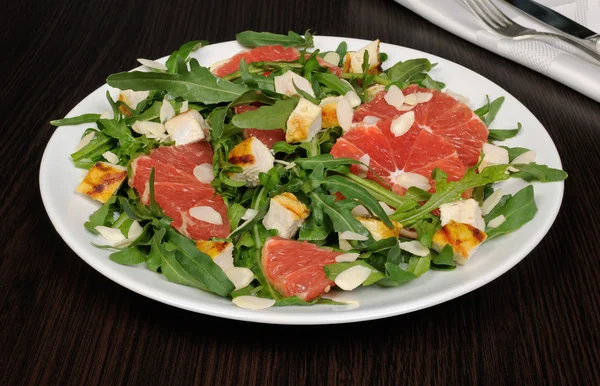 Arugula salad with chicken, grapefruit and almonds — Stock Photo, Image