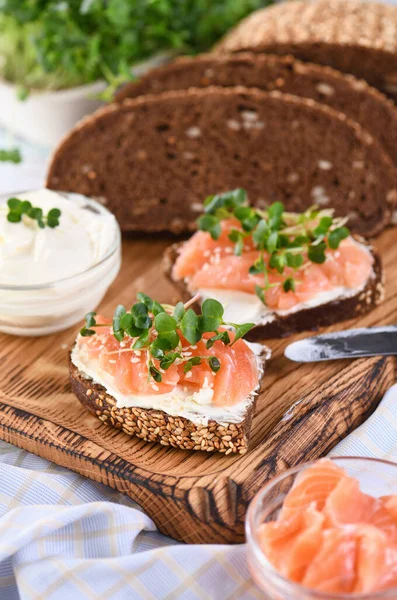 Öppen Smörgås Med Ost Grädde Skiva Rågbröd Med Spannmål Skivor — Stockfoto