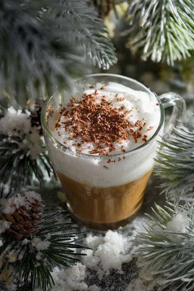 Kerst Latte Macchiato Een Heerlijke Warme Koffiedrank Met Chocoladekrullen Tussen — Stockfoto