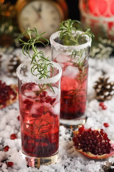 Ποτήρι Ρόδι Μαργαρίτα Ζαχαρωμένα Cranberries Δενδρολίβανο Τέλειο Κοκτέιλ Για Χριστουγεννιάτικο — Φωτογραφία Αρχείου