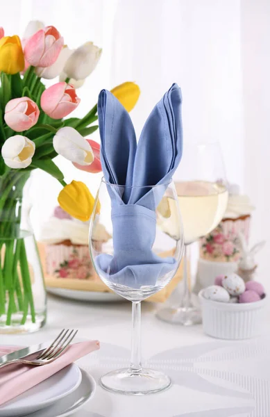 兔耳餐巾一种纸巾 以兔耳的形式折叠在玻璃杯中 是为庆祝复活节而摆一张节桌的概念 — 图库照片