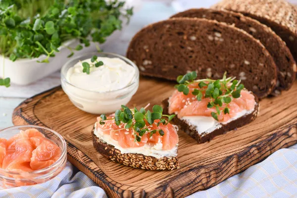 Peynir Kremalı Sandviç Tahıllı Çavdar Ekmeği Marine Edilmiş Somon Dilimleri — Stok fotoğraf