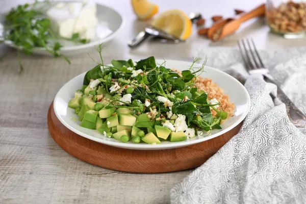 Glutenfreier Grüner Vegetarischer Salat Aus Mikrogrünen Sprossen Erbsen Avocado Quinoa — Stockfoto