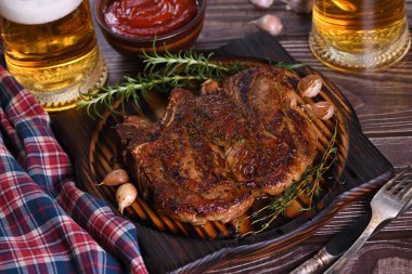 Bifteğin üstünde domuz pirzolası.