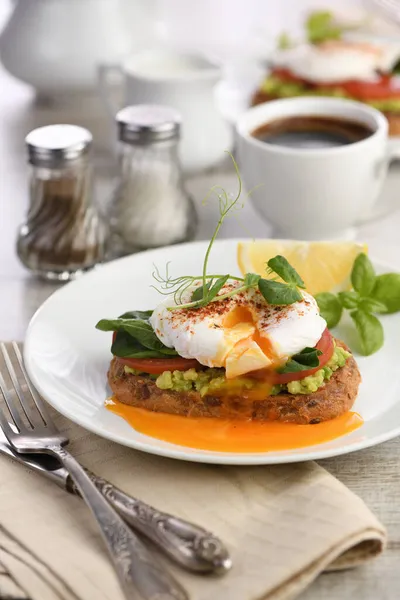 Frühstück Beste Eier Benedict Auf Einer Scheibe Geröstetem Getreidebrot Mit — Stockfoto