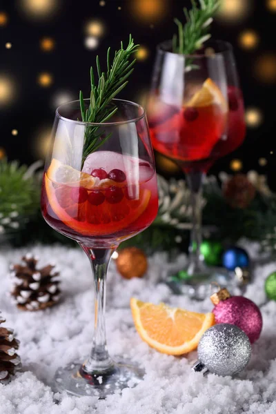 クランベリー オレンジ ローズマリーとカクテルマルガリータ クリスマスパーティーにぴったりのカクテル — ストック写真