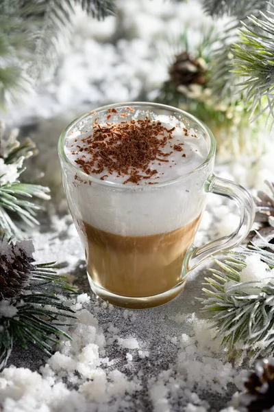 Kerst Latte Macchiato Een Heerlijke Warme Koffiedrank Met Chocoladekrullen Tussen — Stockfoto