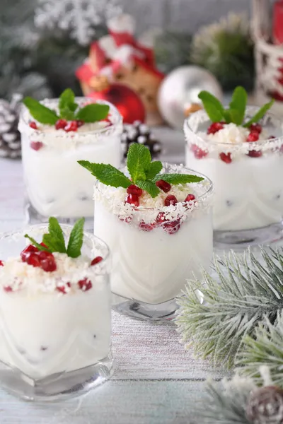 Witte Kerstmojito Gemaakt Van Likeur Tequila Kokosmelk Met Granaatappelpitten Kokosvlokken — Stockfoto