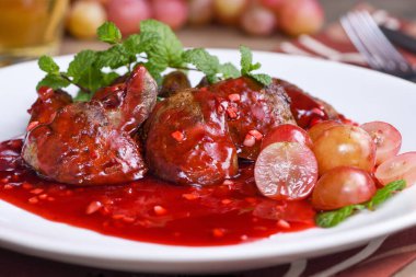 Tavuk ciğeri ve üzümlü sıcak salata. Hindi ciğerinden sıcak salata. Tavuk ciğeri ve ahududu soslu sıcak salata..
