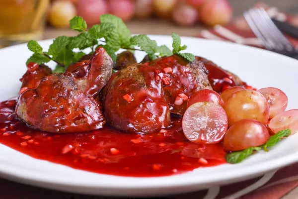 Warmer Salat Mit Hühnerleber Und Trauben Auf Dem Teller Warmer — Stockfoto