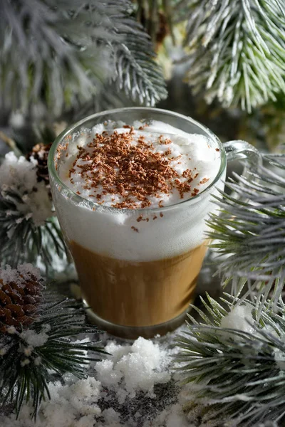 Kerst Latte Macchiato Een Heerlijke Warme Koffiedrank Met Chocoladekrullen Tussen — Stockfoto