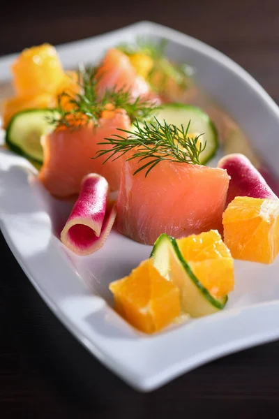 Servicio Buffet Rodajas Salmón Escabeche Con Cubos Rábano Pepino Naranja —  Fotos de Stock