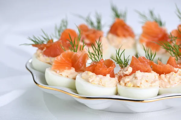 Antipasto Uova Ripiene Ripiene Patè Salmone Tuorli Con Fette Salmone — Foto Stock