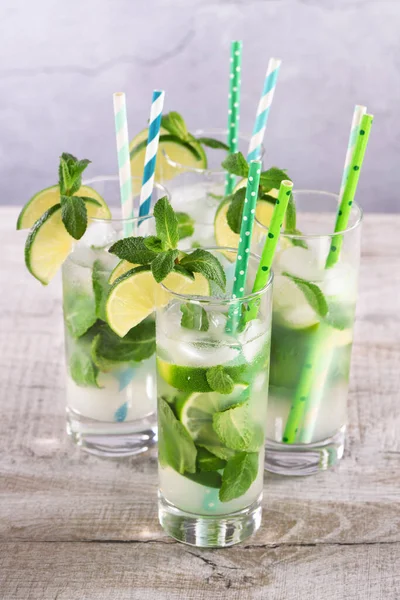 Agua Infundida Refrescante Con Pepino Menta Lima Bebida Verano Cóctel — Foto de Stock