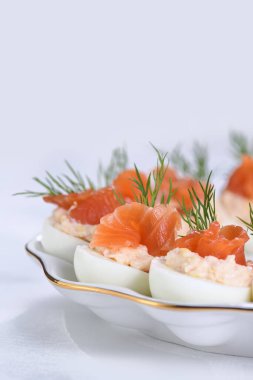 Somon ezmeli yumurta dolması ve somon dilimli yumurta sarısı. Tatil masası rehberi