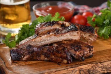 Ahşap tabakta barbekü soslu leziz ızgara domuz eti, sebze ve patates.