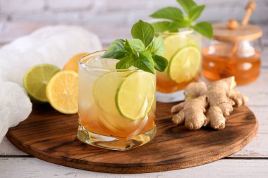   İçecek olarak organik alkolsüz kokteyl. Fesleğen aromalı zencefilli limonata