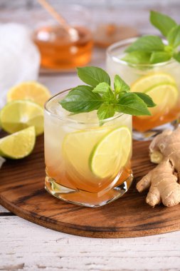   İçecek olarak organik alkolsüz kokteyl. Fesleğen aromalı zencefilli limonata