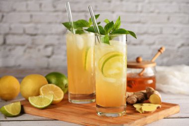 İnanılmaz lavantalı limonata. Daha sağlıklı ve lezzetli olması için ev yapımı lavanta balı şurubuyla tatlandırılmış ve tatlandırılmış. Organik alkolsüz kokteyl tazeleniyor..