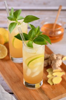 İnanılmaz lavantalı limonata. Daha sağlıklı ve lezzetli olması için ev yapımı lavanta balı şurubuyla tatlandırılmış ve tatlandırılmış. Organik alkolsüz kokteyl tazeleniyor..