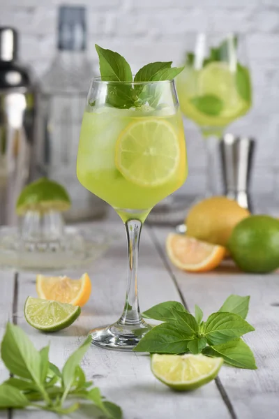Thai Basil Smash Cocktail Lemon Refreshing Organic Gin Drink — Foto de Stock
