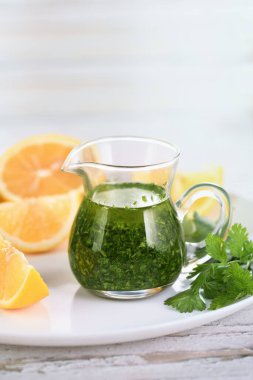 Yeşil lezzetli bitkisel marine edilmiş kişniş, fesleğen, maydanoz, yağ, salata sosu için geleneksel baharat.