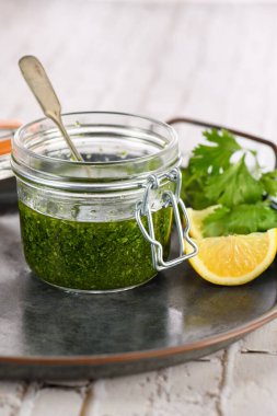 Yeşil lezzetli bitkisel marine edilmiş kişniş, fesleğen, maydanoz, yağ, salata sosu için geleneksel baharat.