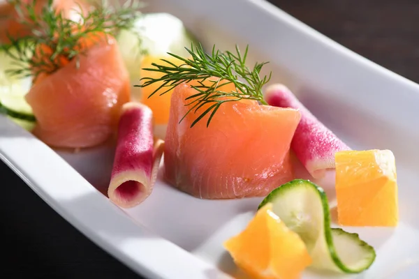 自助餐 腌制鲑鱼片 配上萝卜 黄瓜和橙子片 — 图库照片