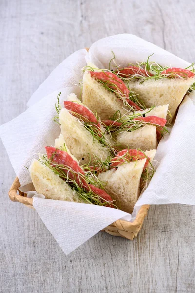 小麦吐司三明治加奶油奶酪和微绿色洋葱芽和腊肠 健康新鲜的食物 — 图库照片