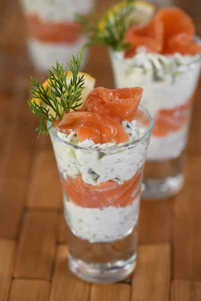 Verrine Van Zachte Kaasroom Zalm Dille Sprig Citroenschijfje Aperitief Voorgerecht — Stockfoto