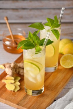 İnanılmaz lavantalı limonata. Daha sağlıklı ve lezzetli olması için ev yapımı lavanta balı şurubuyla tatlandırılmış ve tatlandırılmış. Organik alkolsüz kokteyl tazeleniyor..