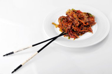 kırmızı soslu tavuk