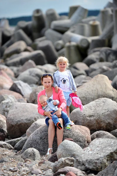 Mutter mit ihren Kindern — Stockfoto