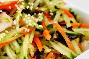 Karidesli sebze salatası