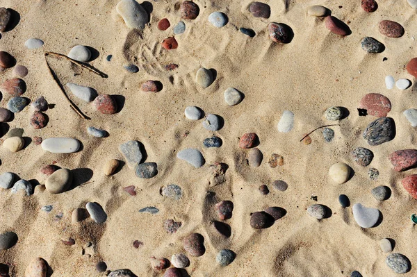 Kivet hiekalla — kuvapankkivalokuva