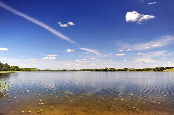 Agua tranquila del lago — Foto de Stock