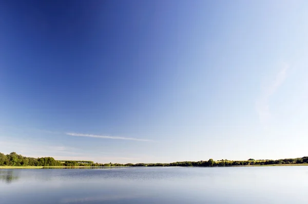 Ruhiges Wasser des Sees — Stockfoto