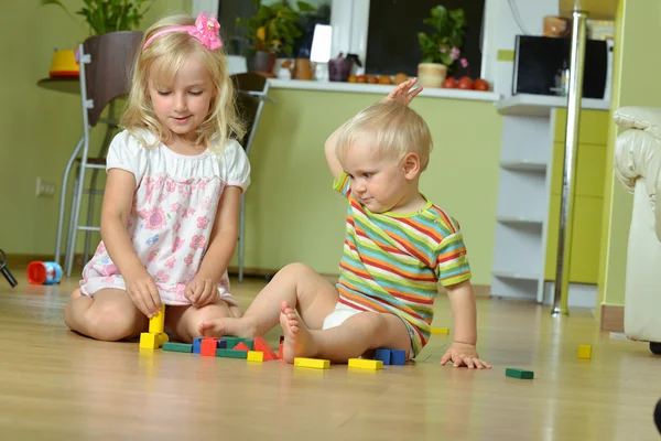 Niño con su hermana — Foto de Stock