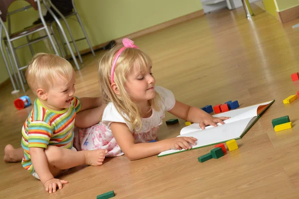 Niño con su hermana — Foto de Stock