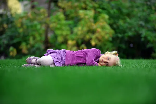 Kız çimlerin üzerine — Stok fotoğraf