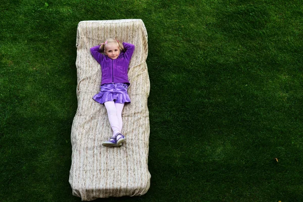 Lány fekszik matrac — Stock Fotó