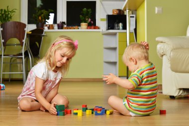 çocuk kız kardeşi ile