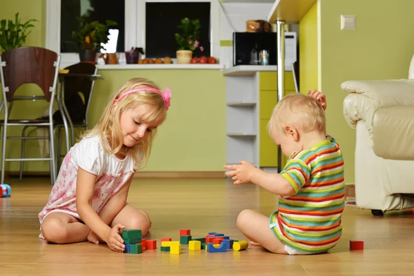 Pojken med sin syster — Stockfoto