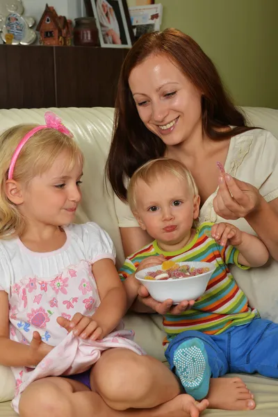 Mother and her children — Stock Photo, Image